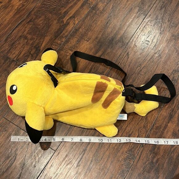 2010 Pikachu backpack 13 inch long cool bag for any Pokémon collector or lover - Picture 9 of 10